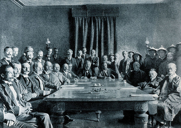 《辛丑條約》簽字時的情景，八國聯軍攻入北京後簽訂的和平協定。（圖／翻攝自維基百科）
