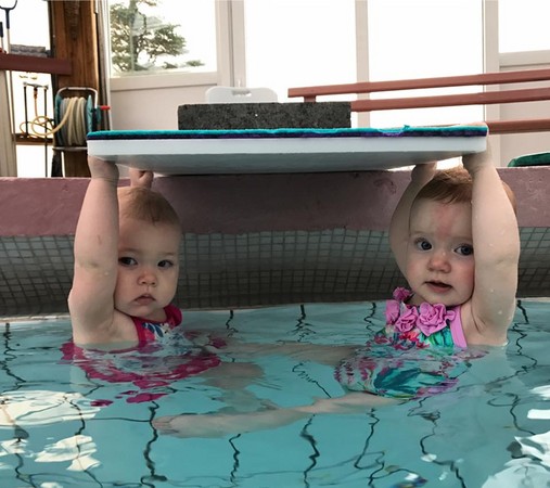 冰岛游泳教练训练4个月大婴儿平衡力 轻松站立