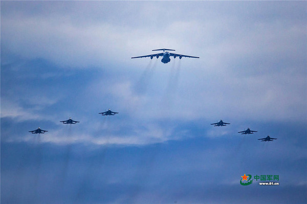 ▼俄军战机抵达中国北部战区机场,为29日开始的「国际军事比赛-2017