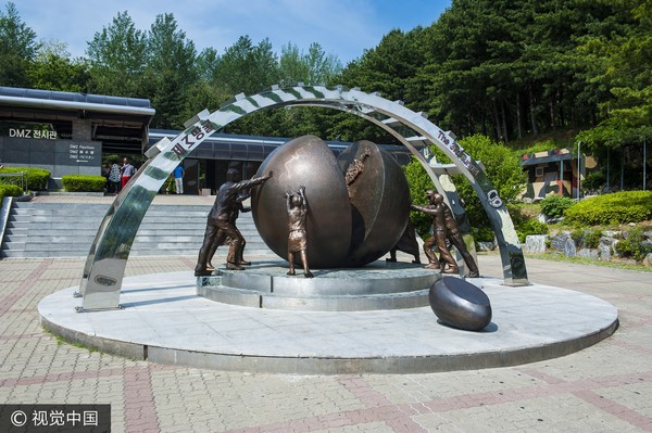 板門店第三地道前的紀念碑，裂成兩半的球，分別代表南北韓，兩邊的民眾要合力，讓南北韓統一。（圖／視覺中國CFP）