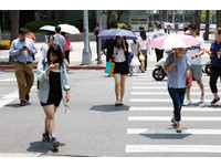 國慶日降雨稍緩！入夜東北風到水氣再增　賞煙火遇陣雨