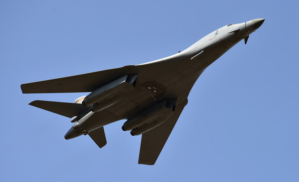 b-1b「枪骑兵」战略轰炸机在空中的英姿.(图/达志影像/美联社)
