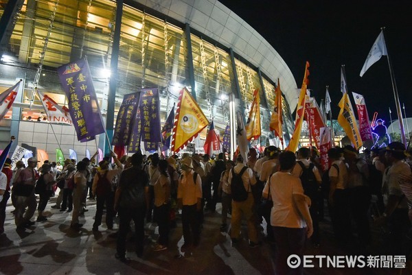 ▲▼反年改團體試圖衝進台北世大運開幕式台北田徑場會場。（圖／記者李毓康攝）