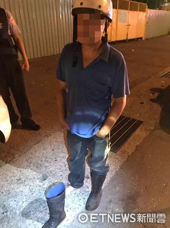 ▲41歲陳姓男子行跡可疑，經仔細檢查在其雨鞋內起獲二級毒品安非他命2小包及吸食器。（圖／記者林悅翻攝）