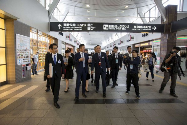 ▲新竹市長林智堅走訪岡山參訪車站系統。