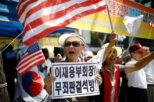 ▲▼「朴槿惠之友」在法院外抗議，要求釋放南韓三星集團少主李在鎔。（圖／路透社）