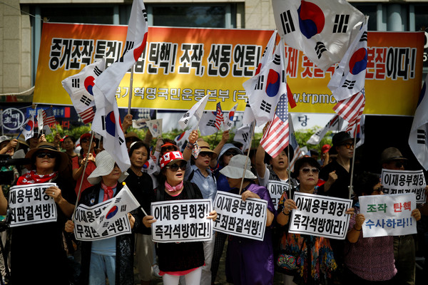 ▲▼「朴槿惠之友」在法院外抗議，要求釋放南韓三星集團少主李在鎔。（圖／路透社）
