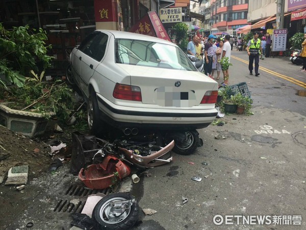 沙鹿市場BMW暴衝，7人輕重傷。（圖／記者莊雅婷翻攝）