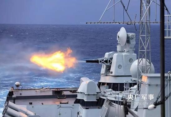 中印邊境緊張之際，解放軍海軍遠航訪問編隊在印度洋西部海域，展開實戰化攻防演練，演訓過程中火力全開。（圖／翻攝自央廣網）