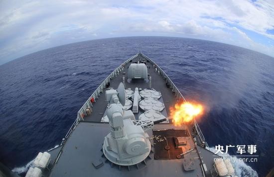 中印邊境緊張之際，解放軍海軍遠航訪問編隊在印度洋西部海域，展開實戰化攻防演練，演訓過程中火力全開。（圖／翻攝自央廣網）
