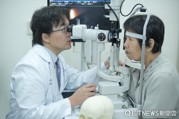 ▲▼ 雙和醫院眼科醫師沈筠惇說明患者眼後腫瘤，開顱手術切除後重獲視力。（圖／雙和醫院提供）