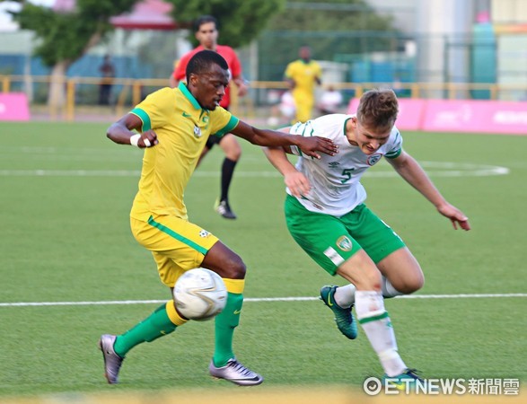 世大运/南非男足比赛前 先唱完歌再上