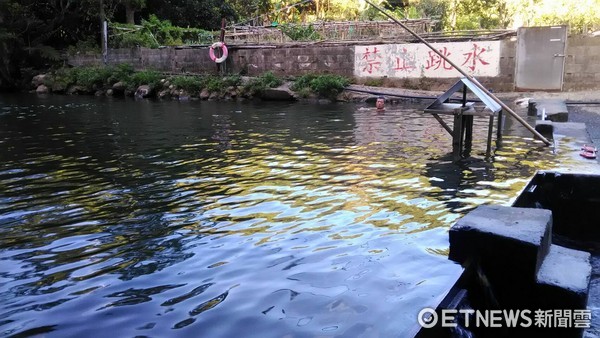 ▲男童在汐止某餐廳旁戲水，不慎掉入1米多深水中，失去生命跡象送醫急救中。（圖／記者林煒傑翻攝）