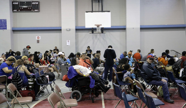 颶風哈維來襲，德州民眾紛紛逃到體育館避難。（圖／達志影像／美聯社）