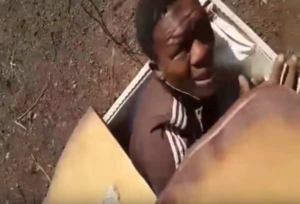 ▲▼南非夸祖魯-納塔爾省（KwaZulu-Natal）2白人農夫把黑人塞進棺材。（圖／翻攝自YouTube／Genocide Blueprint）