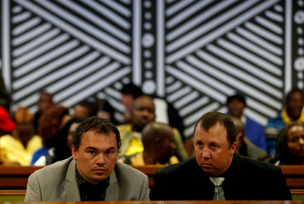 ▲▼南非夸祖魯-納塔爾省（KwaZulu-Natal）2白人農夫把黑人塞進棺材。（圖／路透）