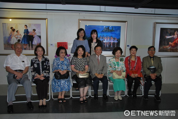 ▲台南巿郭綜合醫院院長郭宗正（左五）感謝3個支持他作畫的女人，及家人在畫展作品前合影。（圖／郭宗正提供）