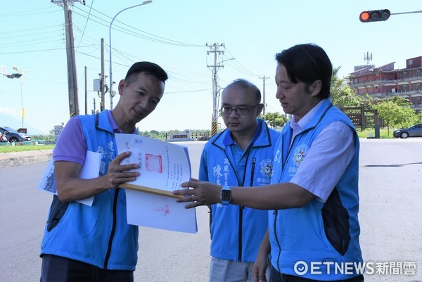 花蓮市長魏嘉賢前往會勘慈濟路平整工程，特地騎自行車來測試道路的平整度。（圖／花蓮市公所提供）