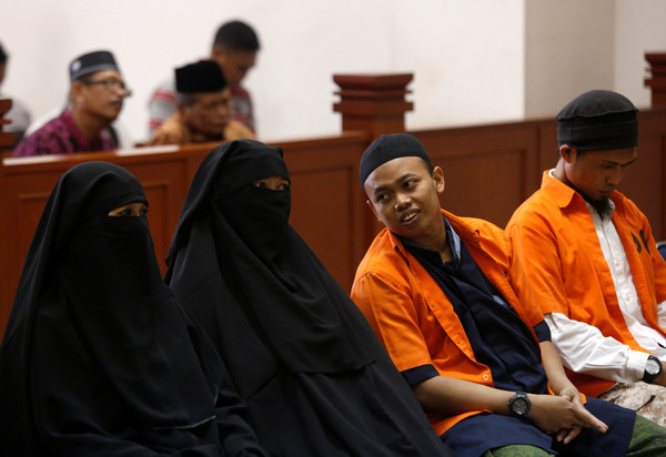 印尼28歲女子迪安因策劃恐攻案，25日被雅加達法庭判刑7年半，這也是印尼女性因炸彈恐攻陰謀被判刑的首例（圖／路透）