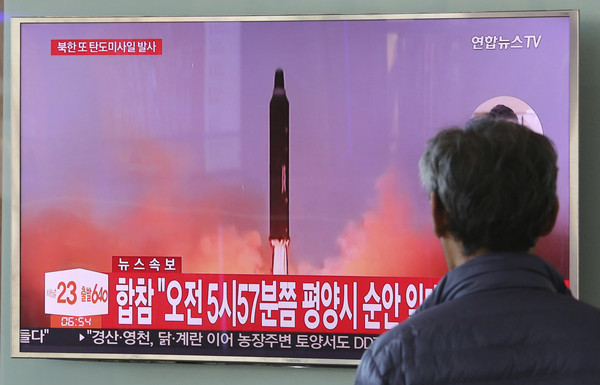 ▲▼南韓人民觀看北韓導彈飛越日本上空新聞。（圖／達志影像／美聯社）