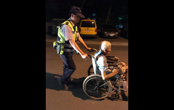 ▲▼台灣最美的風景就是人，台中市沙鹿區一名91歲性姓老翁被發發現跌坐在路邊。清水分局清泉派出所員警陳鐵展接獲通報後，連忙趕來察看老翁的傷勢。事後，老翁堅持不用送醫，被暖警推送回住家。。（圖／翻攝爆料公社）