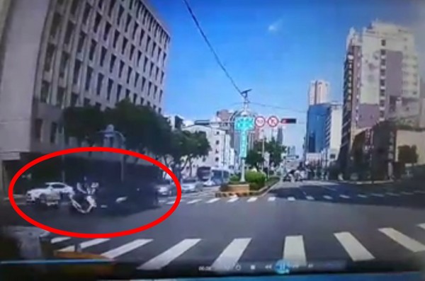 ▲黑色轎車闖紅燈，一次撞上兩名警察。（圖／翻攝自台灣新聞記者聯盟資訊平台影片）