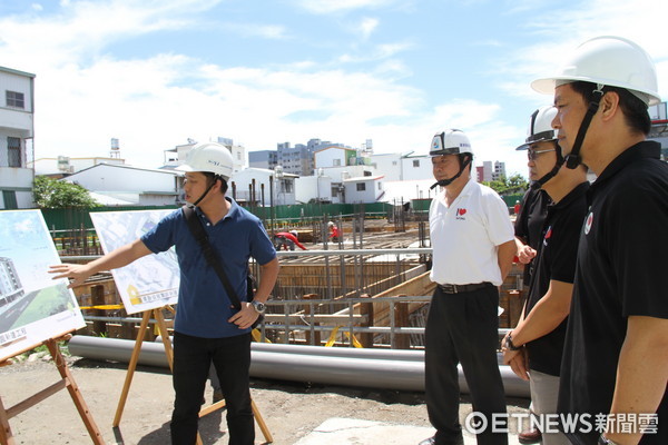 台東縣長黃健庭視察「台東縣社會住宅-安居家園」，要求注意完工時程及工程品質。（圖／台東縣政府提供）