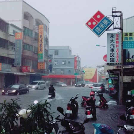 ▲▼「急暴雨」1小時永康淹了！居民傻眼酸賴神：幸好有治水。（圖／翻攝台南諸事會社）