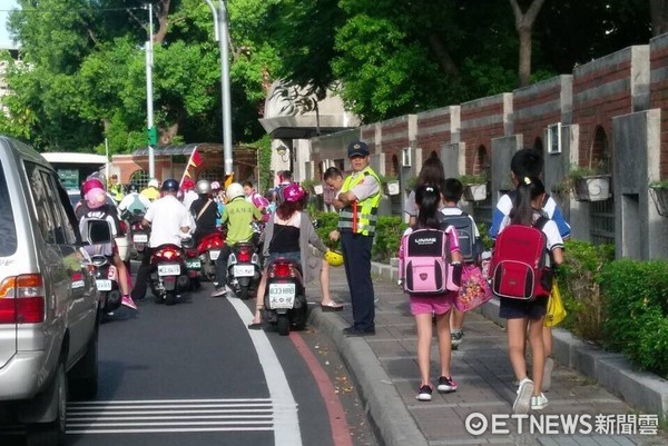 ▲▼國中、小學開學日，淡水員警啟動護童專案。（圖／記者陳豐德翻攝）