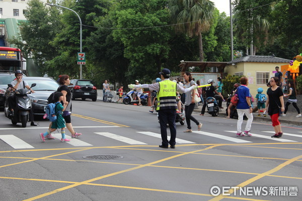 ▲▼國中、小學開學日，淡水員警啟動護童專案。（圖／記者陳豐德翻攝）