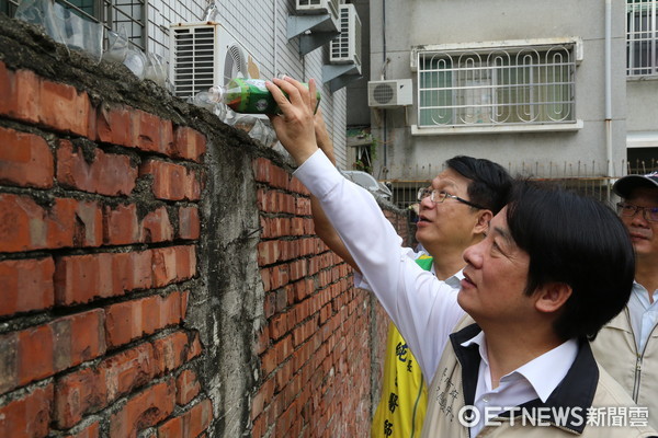 ▲台南市長賴清德、國衛院登革熱首席防疫宣導專家顏純左，發現廢棄房舍的圍牆上防盜玻璃凹陷處有積水，是防疫新盲點。（圖／顏純左提供）