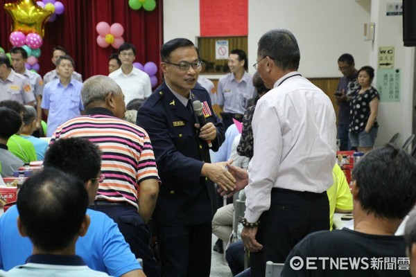 ▲台南市警局長黃宗仁還帶隊高歌《台南英雄》，並一一與基層意見領袖握手感謝，與大家攜手合作，一起營造大台南安全快樂的生活環境。（圖／警方提供）