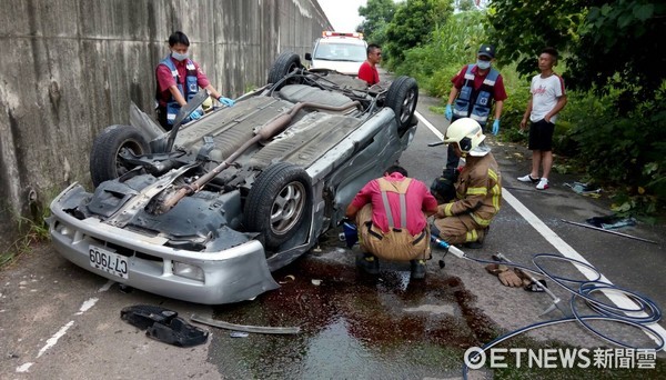 ▲台南市消防人員，破壞變形車體，全力搶救受困駕駛人。（圖／記者林悅翻攝）