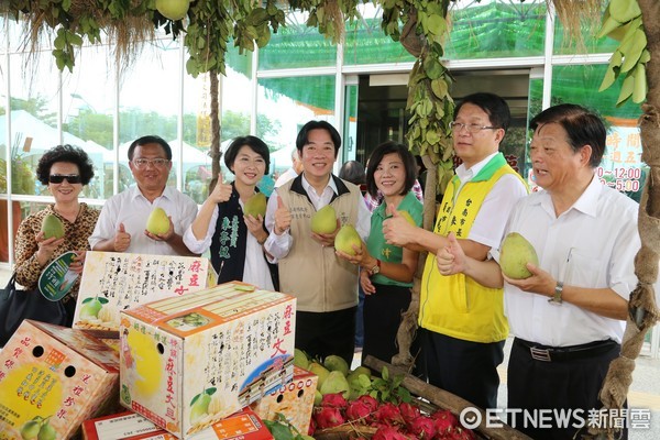 ▲台南市長賴清德參加「2017麻豆文旦節」開幕，大力行銷麻豆文旦。（圖／市府提供）