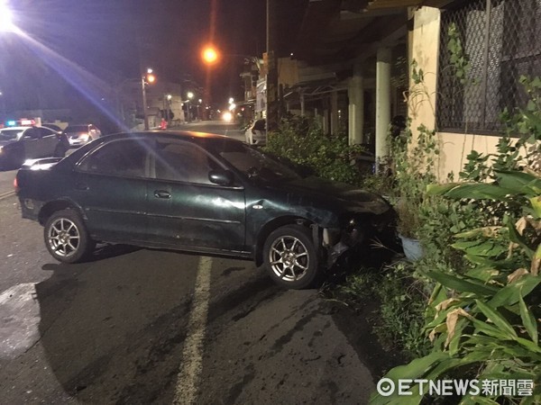 和警追逐3km擦撞旋轉2圈、警車毀４傷　拒檢男酒測值1.12（圖／屏東縣政府警察局）