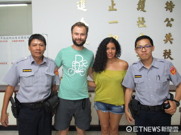 ▲來台自助旅行捷克籍遊客JOSEF手機失而復得，JOSEF十分開心，盛讚台灣警察Very good。 （圖／記者林悅翻攝）