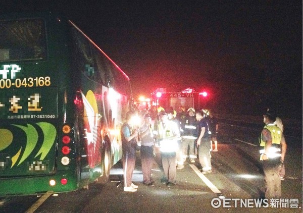 阿羅哈客運撞護欄，乘客拋飛釀6死11傷。（圖／記者莊雅婷翻攝）