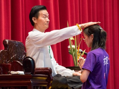 信徒爆妙禪狂瞧女司儀！法會力竭大喊「我是真佛我是大佛」網笑翻