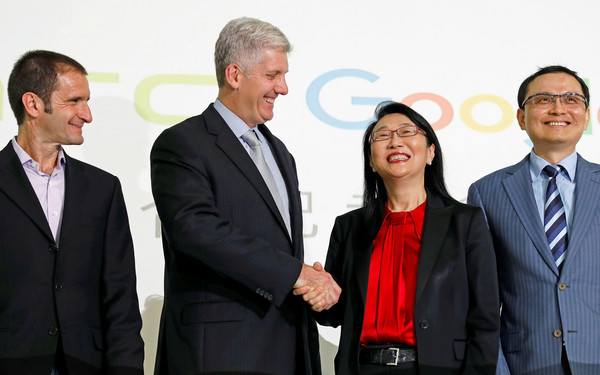 ▲▼宏達電董事長王雪紅（右）與Google硬體資深副總裁Rick Osterloh（左）簽署合作協議。 （圖／路透社）
