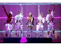 Ariana Grande熱唱甩馬尾　台北小巨蛋變成性感飛輪教室