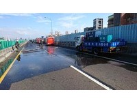 快訊／台64貨車洩漏300公升柴油　緊急封閉新店方向路段