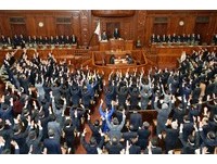 解散等於被「開除」　日本眾議員要高喊「萬歲」？