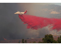 爆炸性速度延燒！加州野火失控10死　直升機灑紅粉搶救