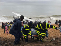 狂風暴雨中起飛失敗…象牙海岸貨機墜海4死6傷　機身斷成數截