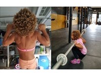 4歲天才健身小妹超威！能舉2.5磅啞鈴、10個引體向上