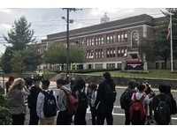 「講西文」竟被老師禁止　上百高中生批種族歧離校抗議！
