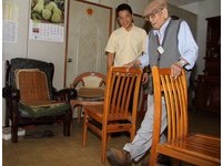 黃健庭探視最高齡人瑞　107歲潘聯合當場示範獨門健康操