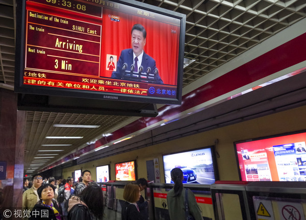 ▲▼北京市民在北京地鐵站內觀看中共十九大開幕會直播，中共十九大。（圖／視覺中國）