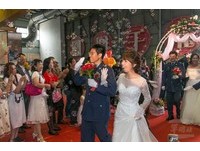 C-130運輸機擔綱禮機　空軍官兵集團結婚洋溢幸福泡泡