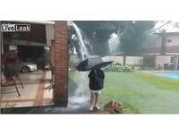 男童雨中玩水...傘頂「雷轟閃火光」　媽媽尖叫跑向他